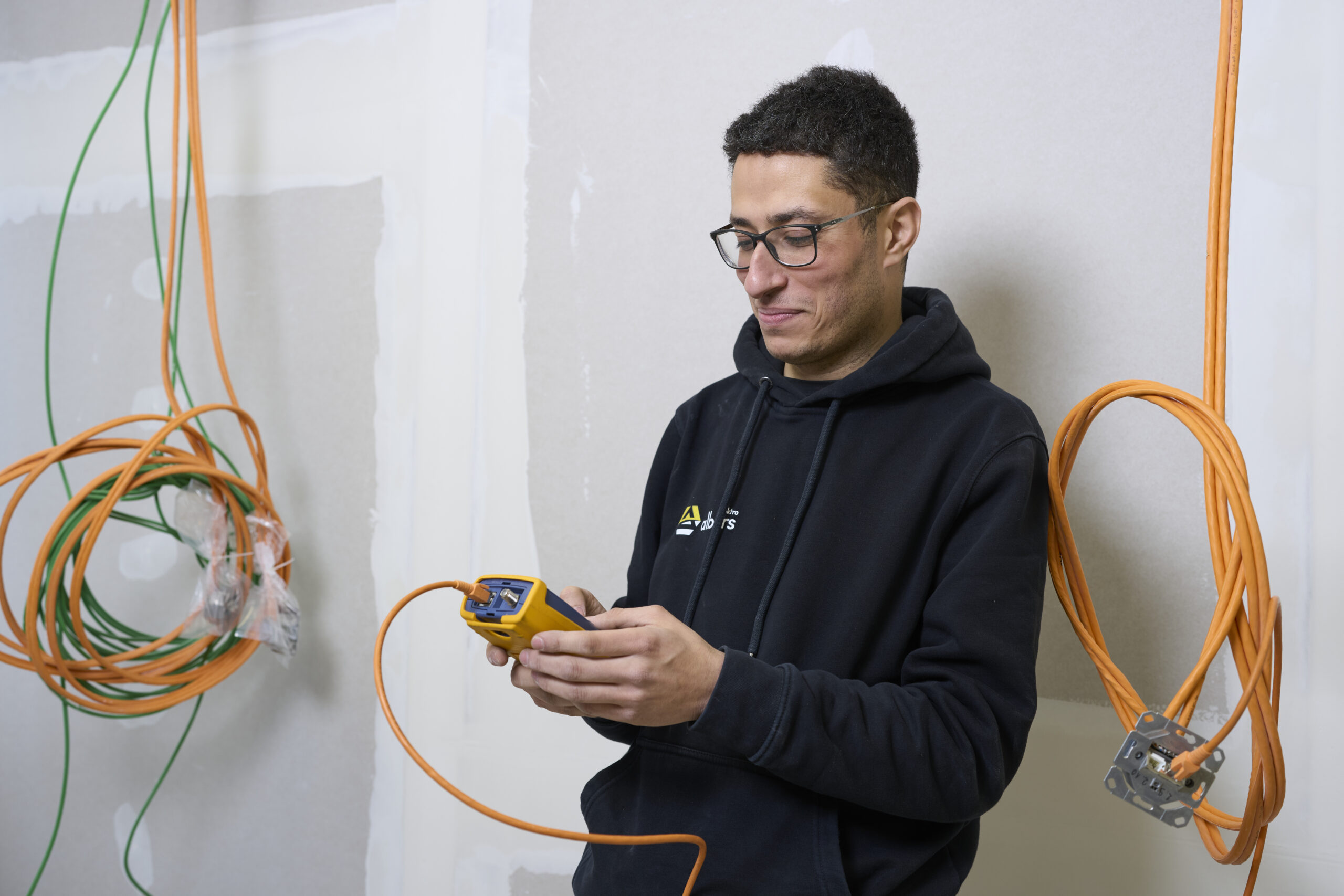 Mann arbeitet mit Elektrizität