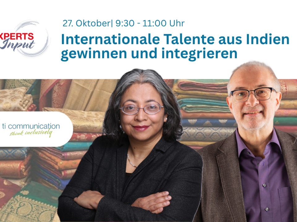 Sujata Banerjee und Gerhard Hain mit orientalischen Stoffen im Hintergrund