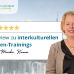 Review Button mit Monika Krause im Vordergrund