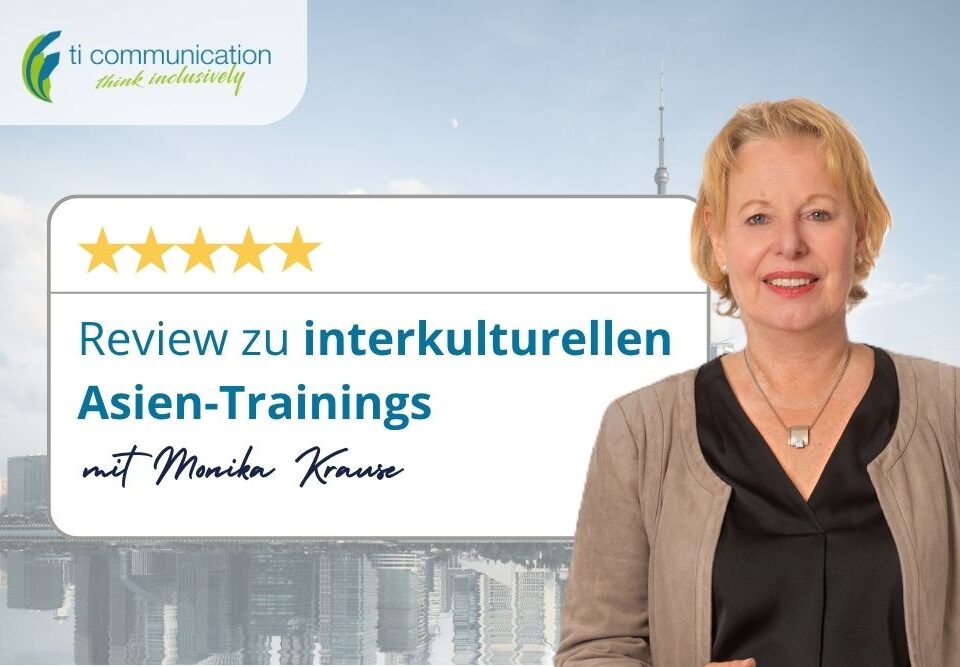 Review Button mit Monika Krause im Vordergrund