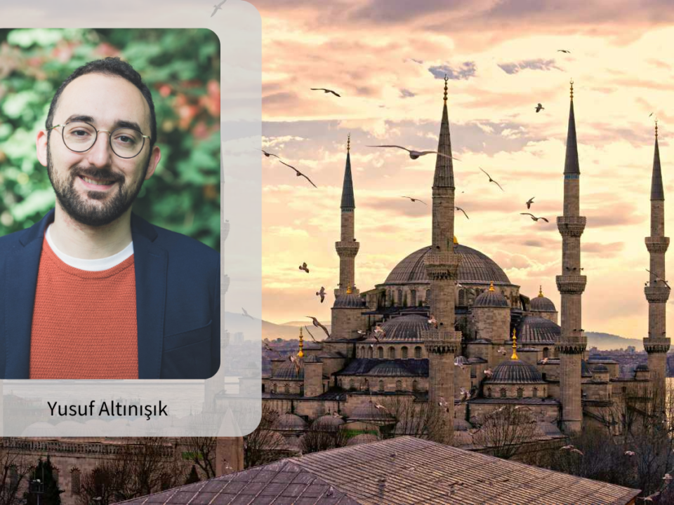 Yusuf Altınışık mit Istanbul im Hintergrund