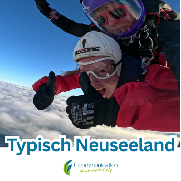 zwei Frauen beim Fallschirmsprung in Neuseeland