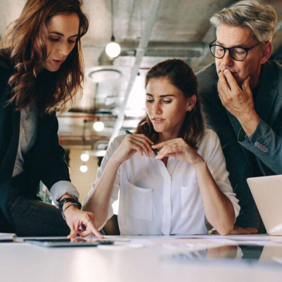 drei Personen im Arbeitskontext
